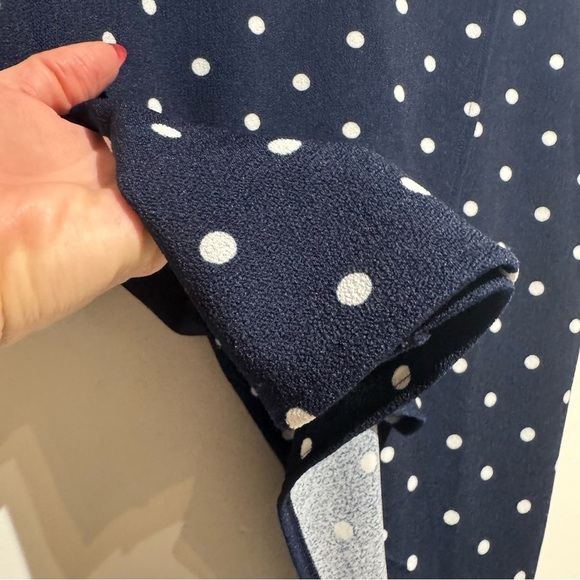 Banana Republic Short Sleeve Navy and White Polka Dot Top. Size Medium - Picture 7 of 8